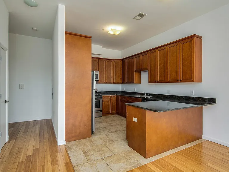5005 Palisade Plaza — Photo 3