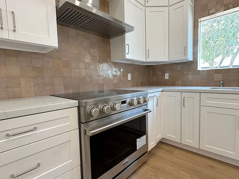 1135 Scofield Dr — Photo 5