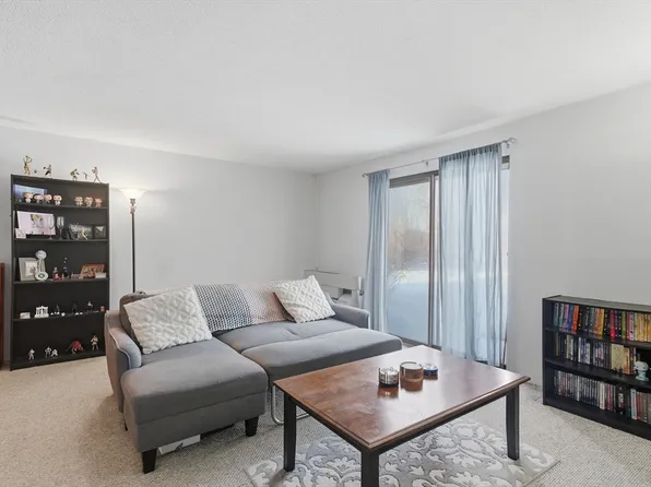 7 Village Hill Ln APT 2, Natick, MA 01760