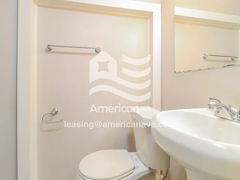 687354_015_bathroom_13782402.jpg