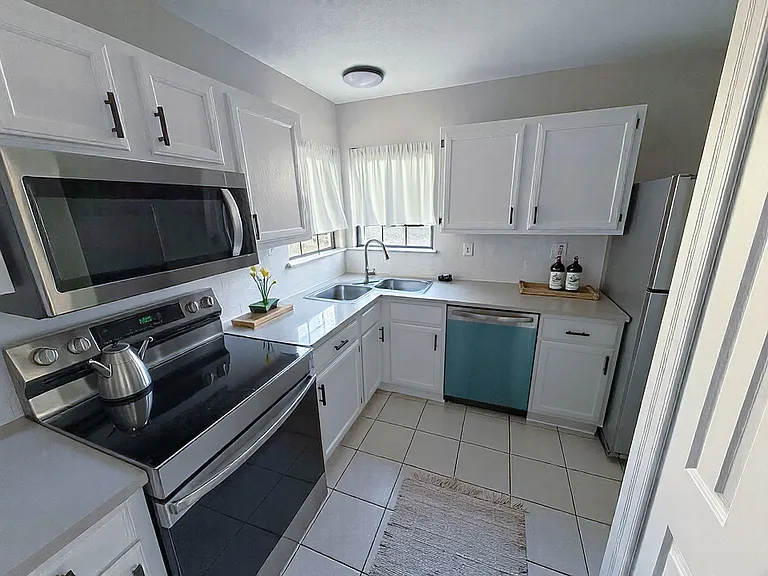 411 Dollins St — Photo 2