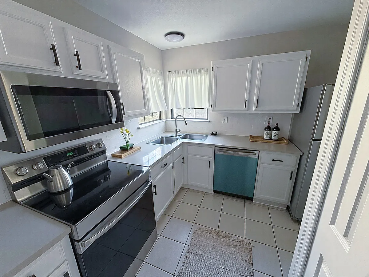Building Photo - 411 Dollins St