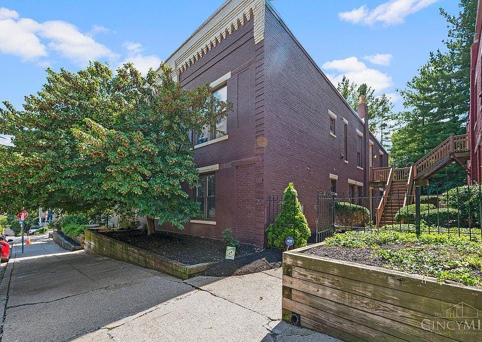 1st image of 991 Paradrome St