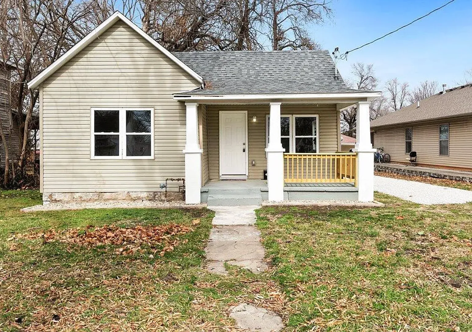 2 bedroom | 1 bathroom | Remodeled | Quiet street | Pets welcome! — Photo 1
