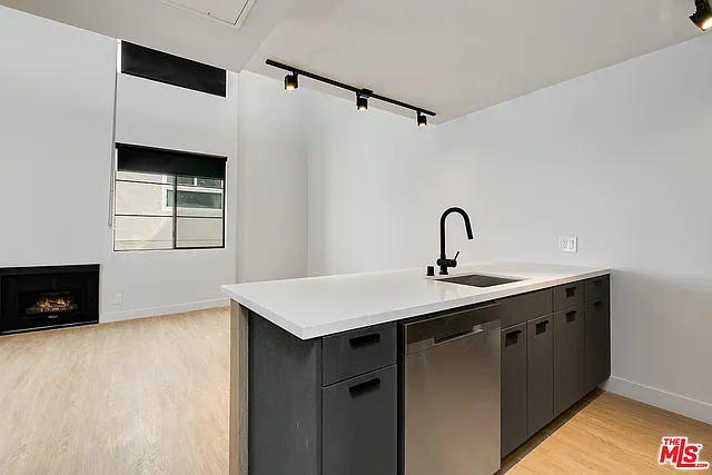1 bed, 1.5 bath, 700 sqft, $3,695 — Photo 2