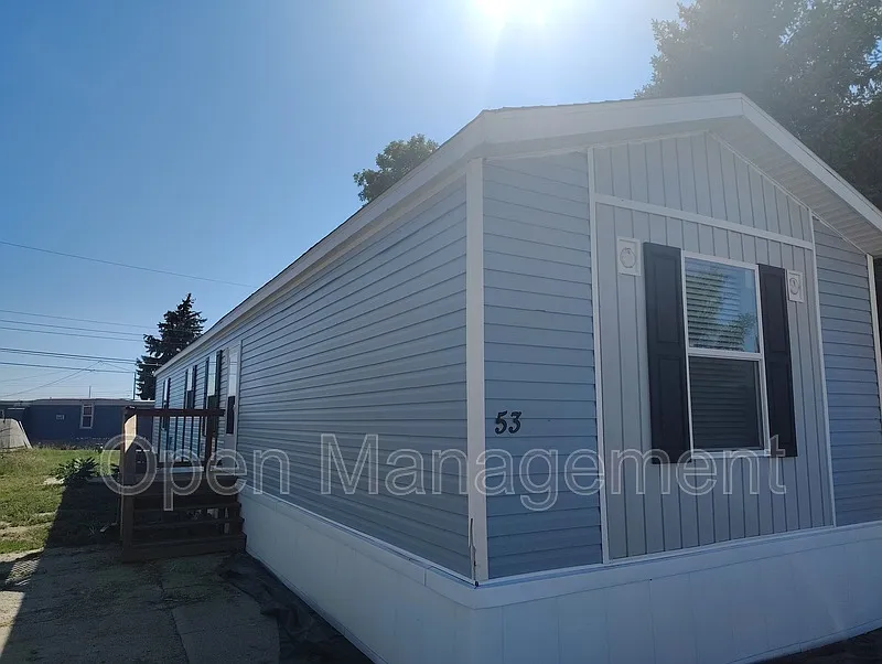 3 bed, 2.0 bath, 1120 sqft, $1,049 — Photo 1