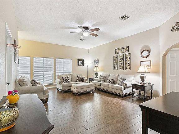 4th image of 2040 Black Oak Dr