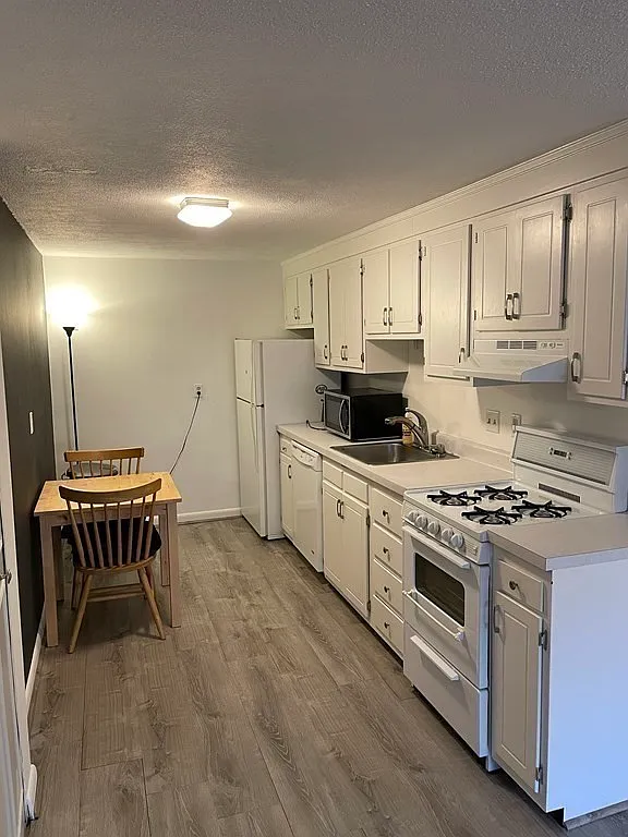 Studio, 435 sqft, $1,800 — Photo 1