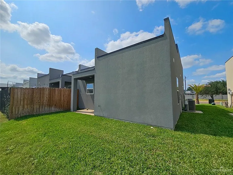 1525 W B St — Photo 20