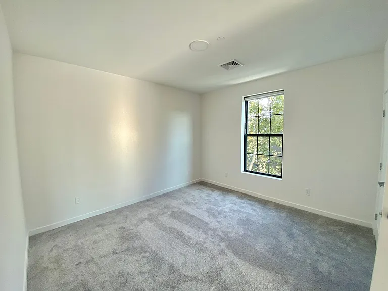 104 Howe St — Photo 48