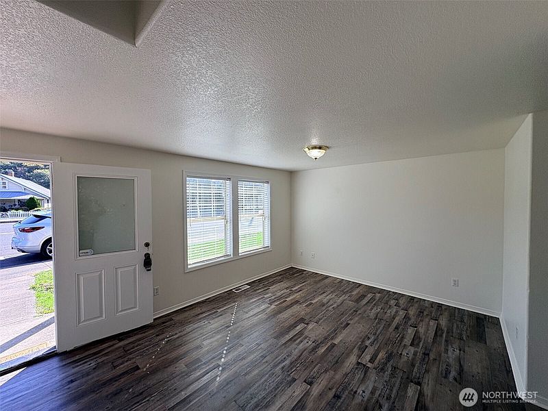 3rd image of 1005 PACIFIC Avenue N