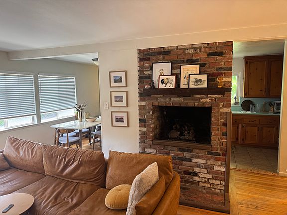 4th image of 1860 Deloz Ave