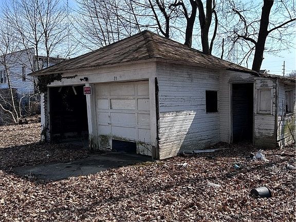 5th image of 81 Hilton Ave