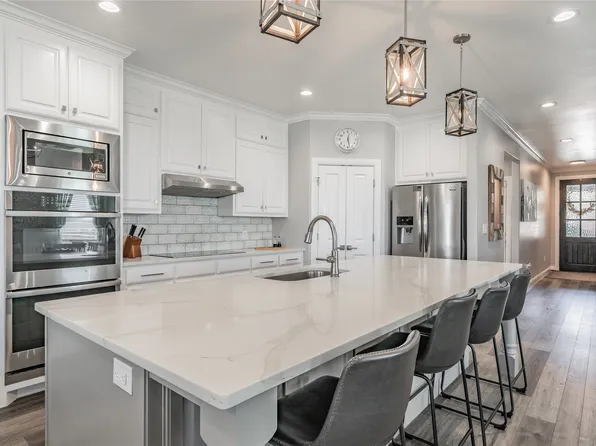 8208 Indian Hills Ct, Benbrook, TX 76126