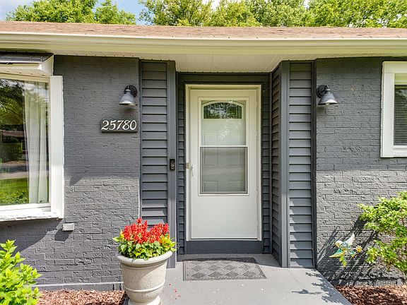 3rd image of 25780 W Woodlawn Ave