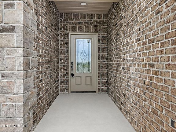 4th image of 231 Tuttle Ln