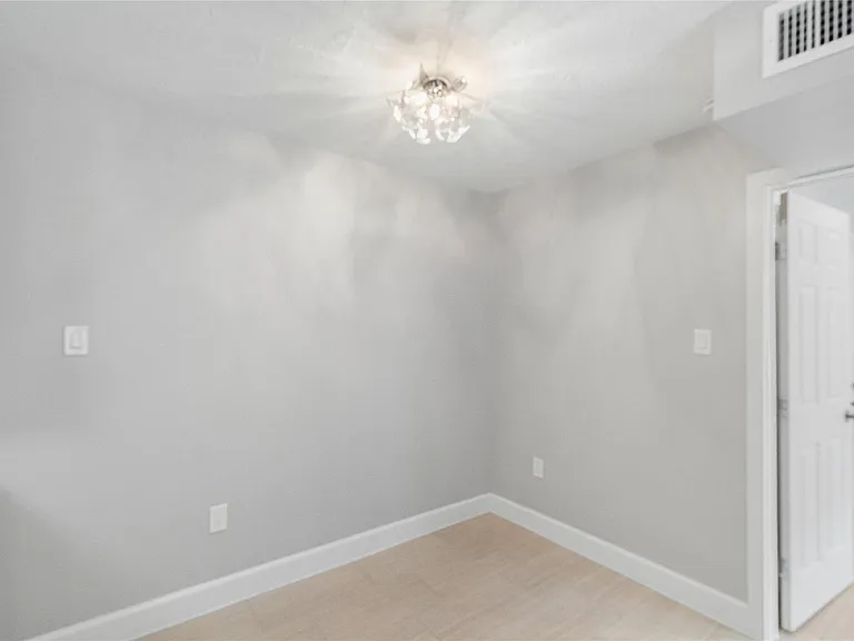 2201 Fountain View Dr #47 — Photo 10