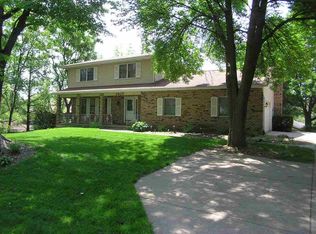 4905 Forest Grove Ct, Davenport, IA 52807