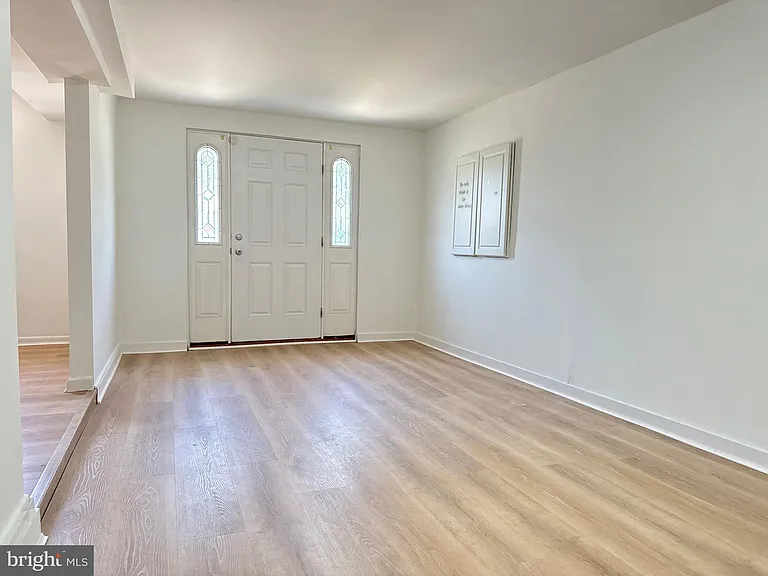148 W Edinburgh Dr — Photo 9