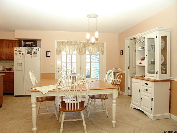 3rd image of 8 Birch Hill Ct