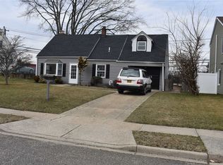 47 Green Ln, Levittown, NY 11756