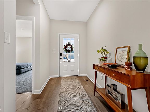 4th image of 128 Creststone Blvd