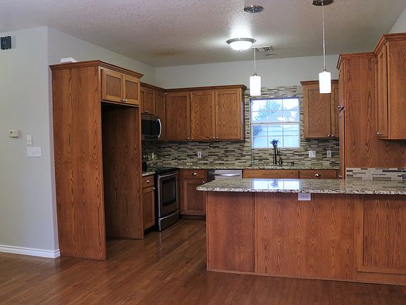 4th image of 605 Persimmon Ct