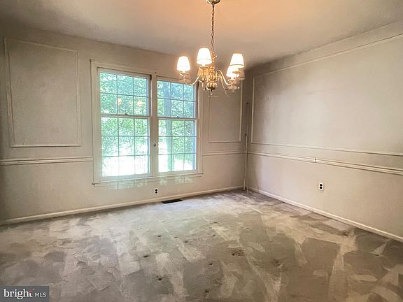 3rd image of 284 Pond Dr
