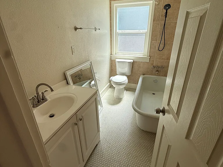 1224 E St #B — Photo 8