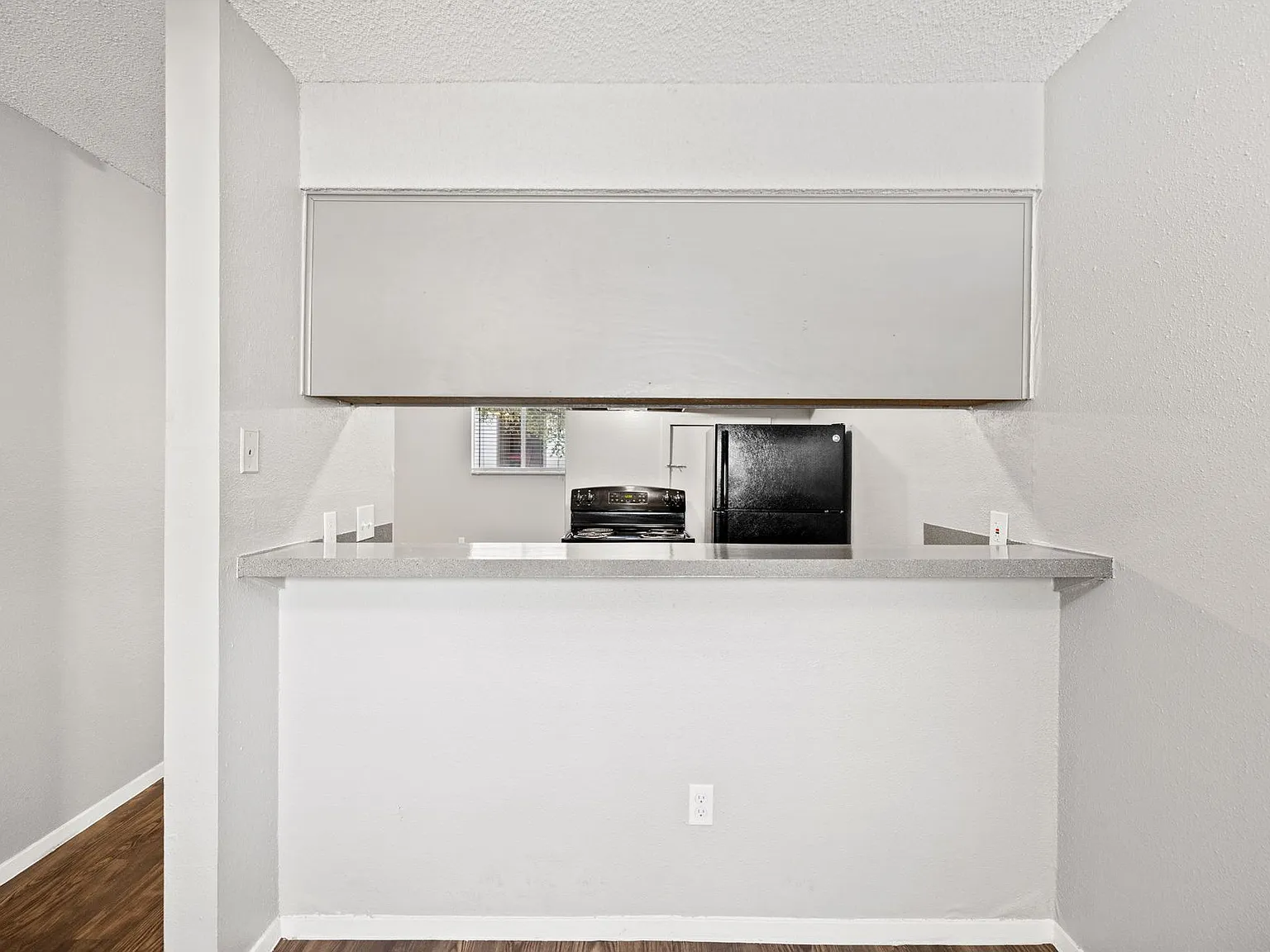 Awesome open Studio Apartments Close to Downtown — Photo 1