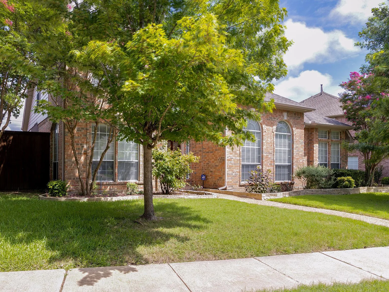 3 bed, 2556 sqft, $2,750 — Photo 2