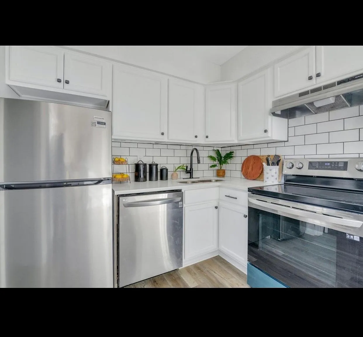 519 Parkdale Dr — Photo 2