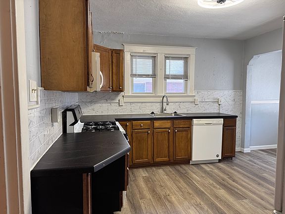 3rd image of 9036 Tudor Ave