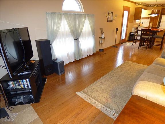5th image of 226 Carriage Blvd