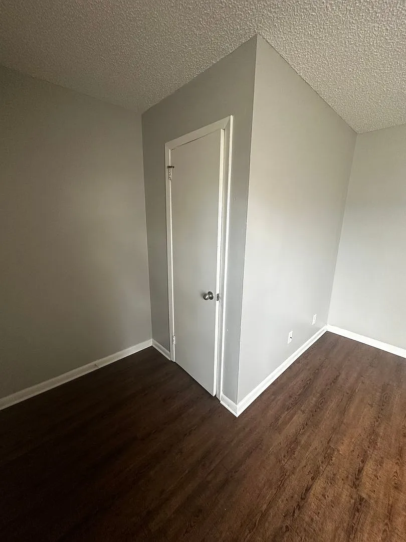 2 Bedroom 1 Bath Apartment — Photo 3