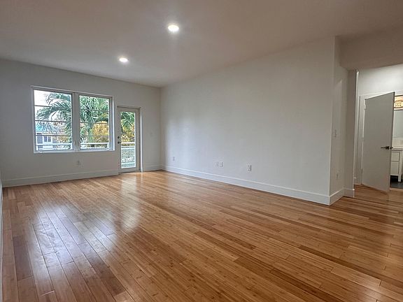 5th image of 954 Bay Dr #911