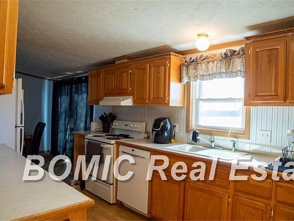 3rd image of 10293 N Center Rd