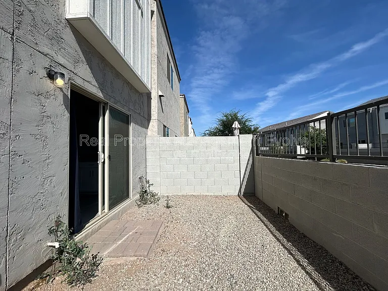 2244 W Laurie Ln — Photo 30