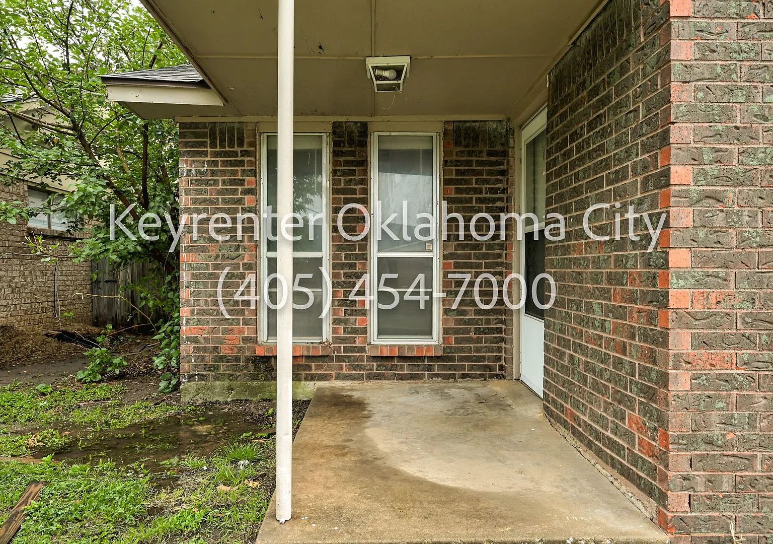 920-922 SW 97th St Duplex — Photo 3