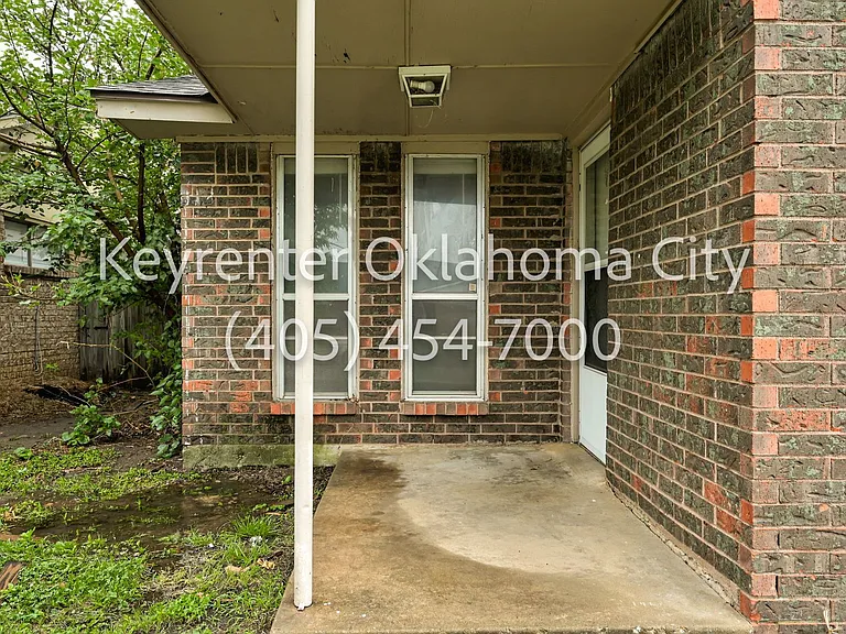 920 SW 97th St Duplex — Photo 3