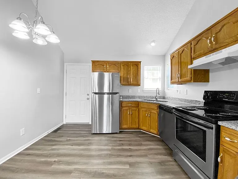 1020 NE Queens Ct — Photo 5