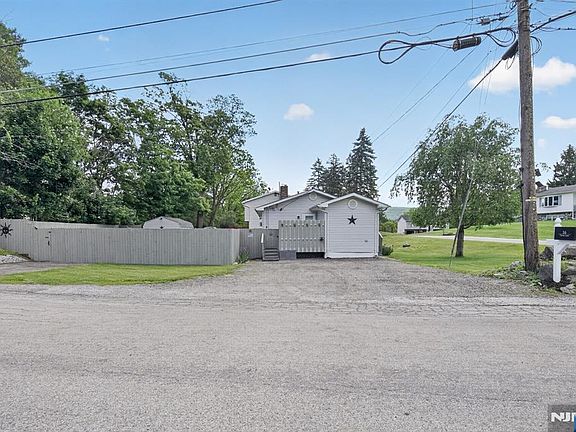 3rd image of 16 Clover Ln S