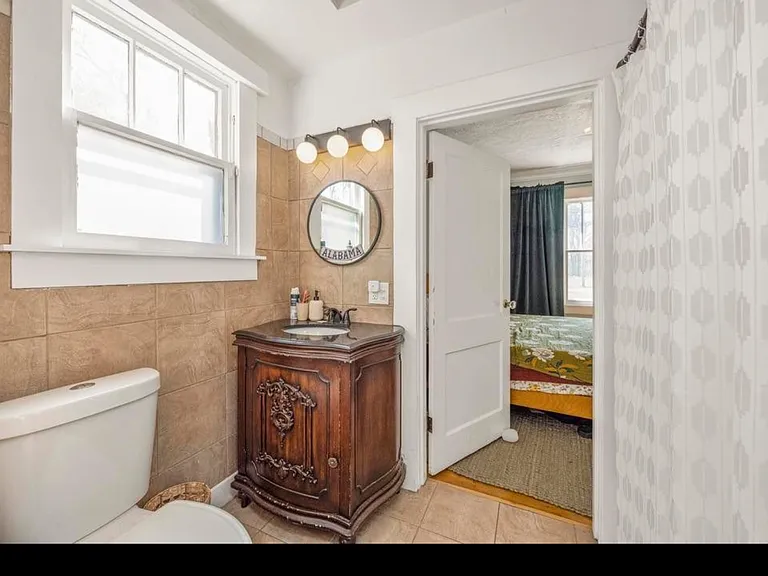 1011 Calvert St — Photo 10