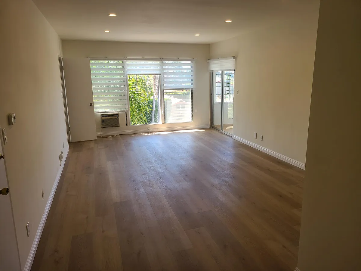 Building Photo - 10561 Missouri Ave #4