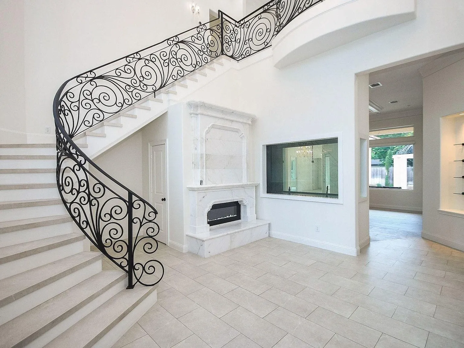 5 bed, 4.5 bath, 5122 sqft, $9,900 — Photo 3