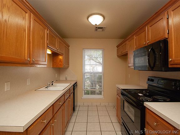 3rd image of 1221 W Indianola St