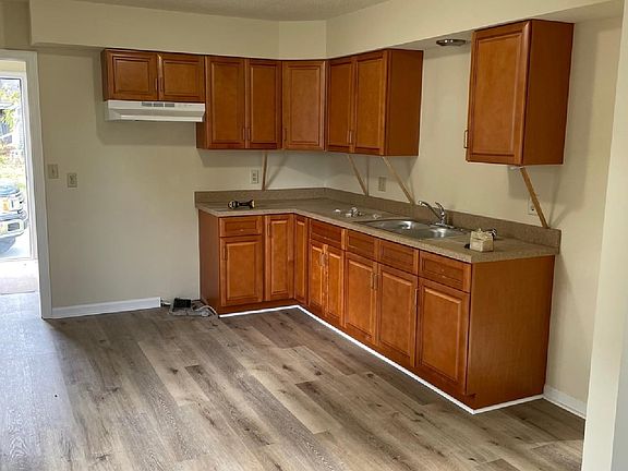 5th image of 601 W Grubb St