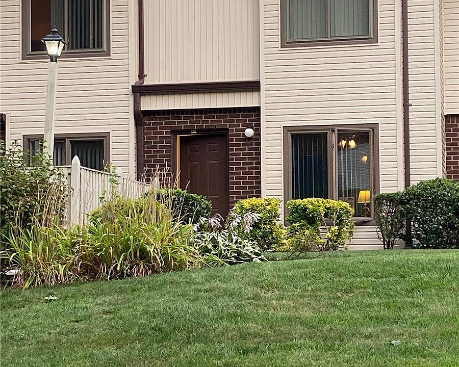 1st image of 347 Clubhouse Ct