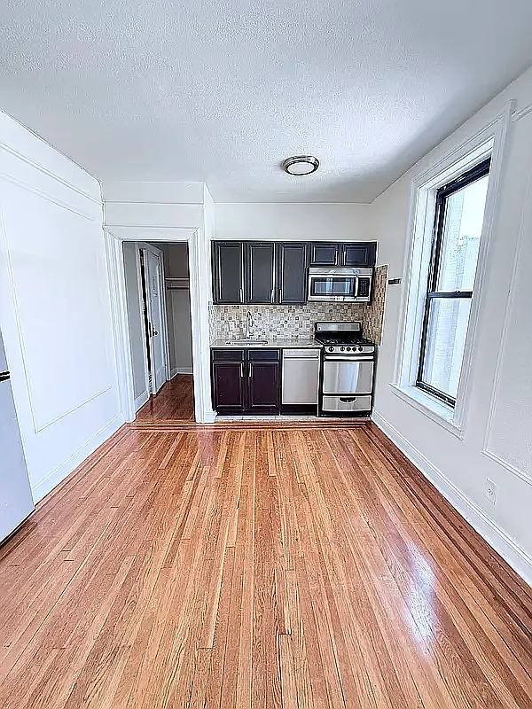 25-21 31st Avenue — Photo 2