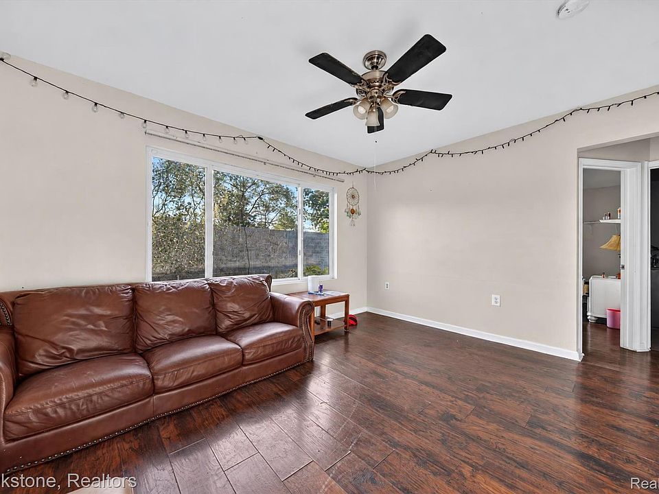 132 E Howard St, photo 9
